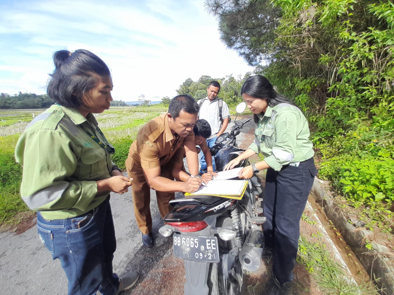 Menjaga Gerusan Tanah Masuk Ke Areal Persawahan, TPL Bangun Tembok Penahan Di Desa Tangga Batu Kecamatan Parmaksian