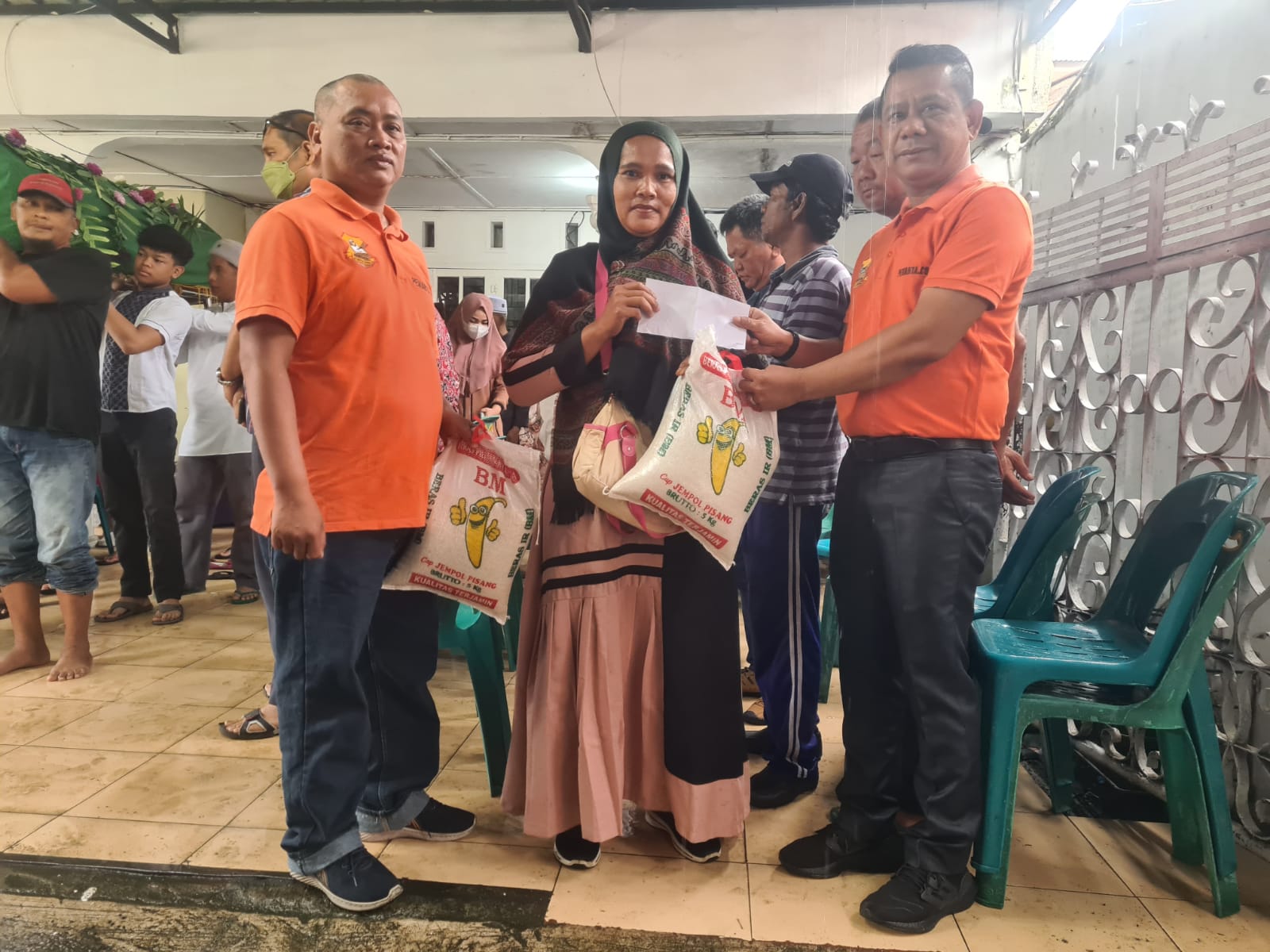 Jumat Barokah, Ketua Pewarta Serahkan Sembako ke Pesantren Tahfizh Alquran Al-Hakimi