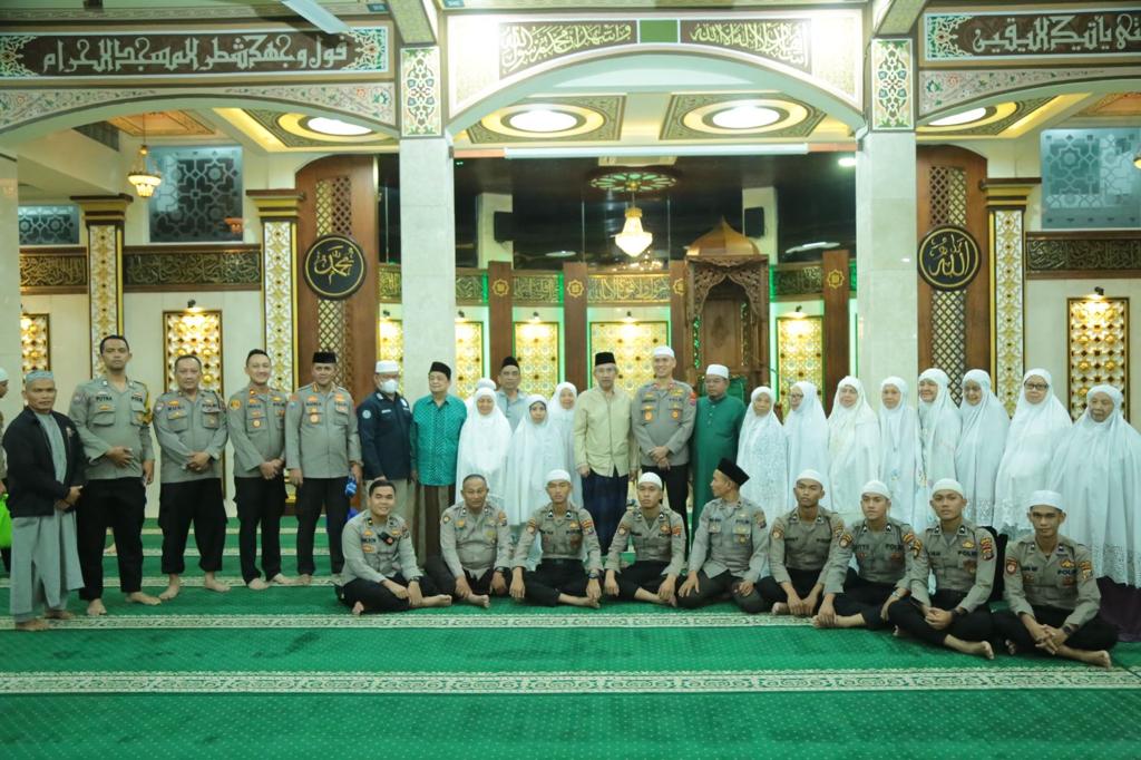 Waka Polda Sumut Subuh Berjamaah di Mesjid Al-Jihad, Brigjen Pol Dadang : Sebaik-baiknya Manusia Adalah yang Bermanfaat untuk Orang Lain