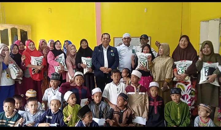 Pejuang Duafa dan KSJ Tetap Membantu Fakir Miskin Meski Cuaca Hujan