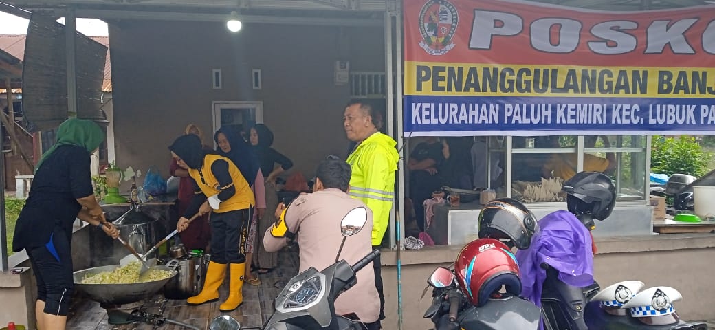 Kapolresta Deli Serdang Pantau Dapur Umum Korban Banjir di Sekip