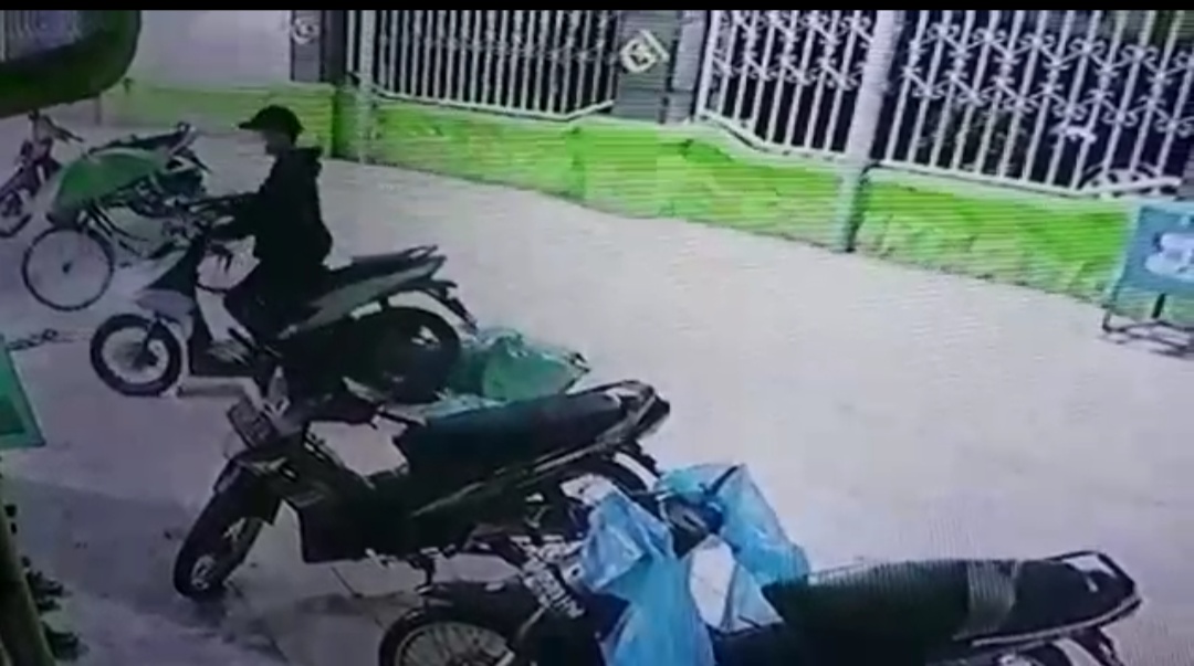 Pelaku Maling Motor di Masjid Nurul Huda Terekam CCTV