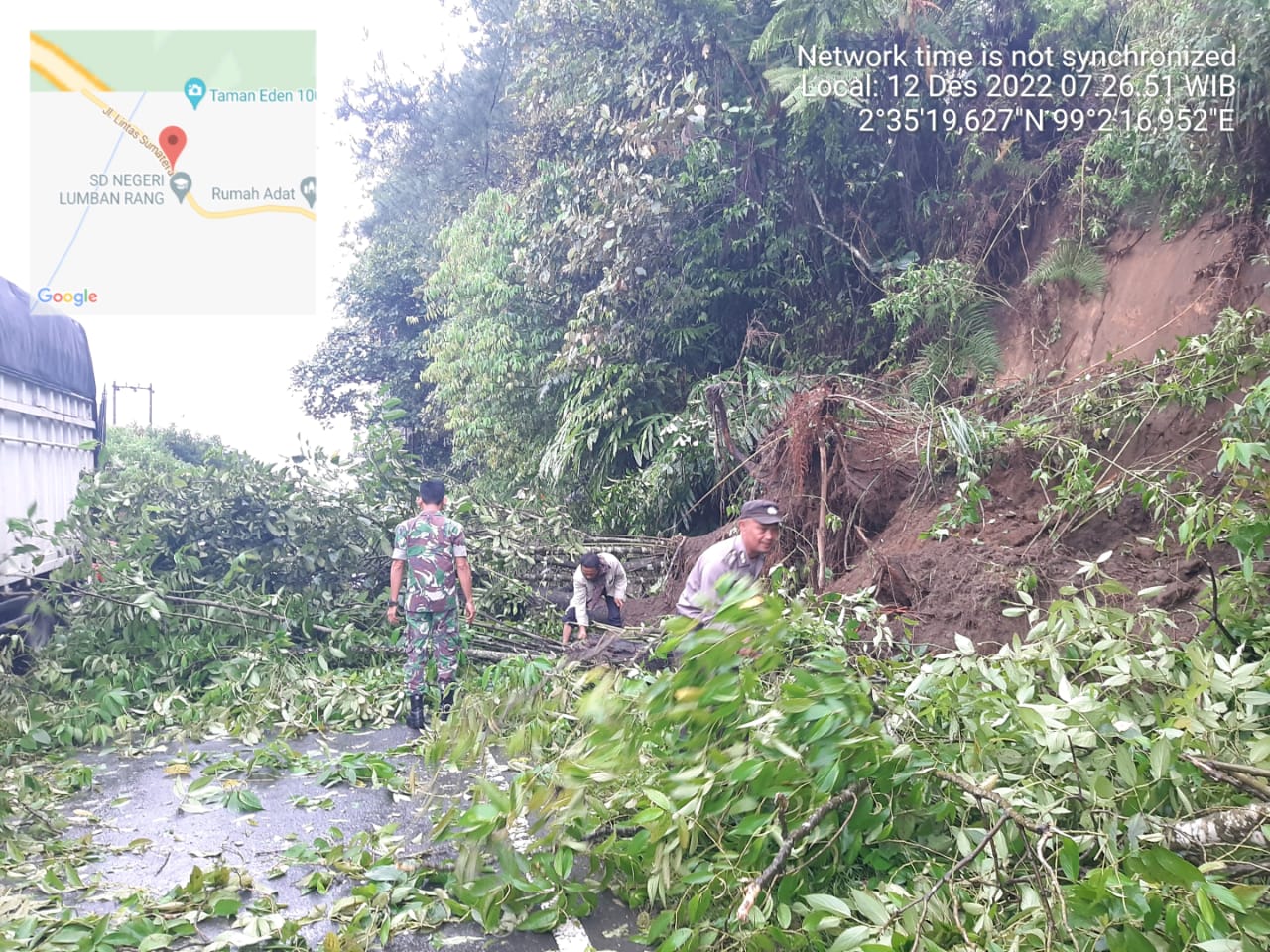 POLRI dan TNI bahu Membahu Evakuasi Tanah longsor Bersama Masyarakat Lumban Julu