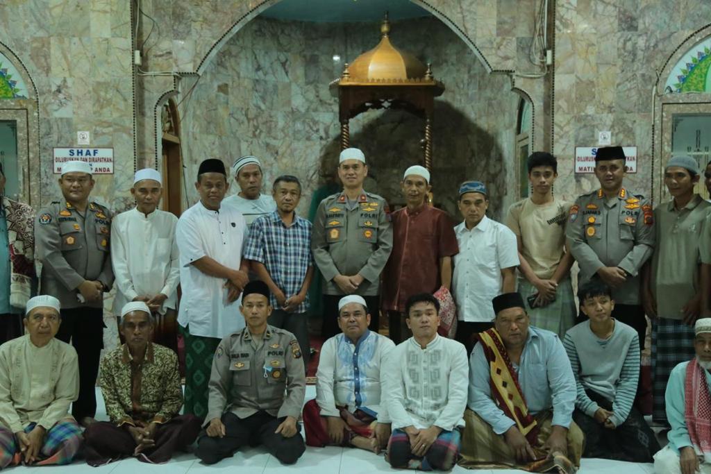 Safari Sholat Subuh Bersama di Masjid Nurul Hidayah, Wakapolda Sumut Serahkan 50 Paket Sembako