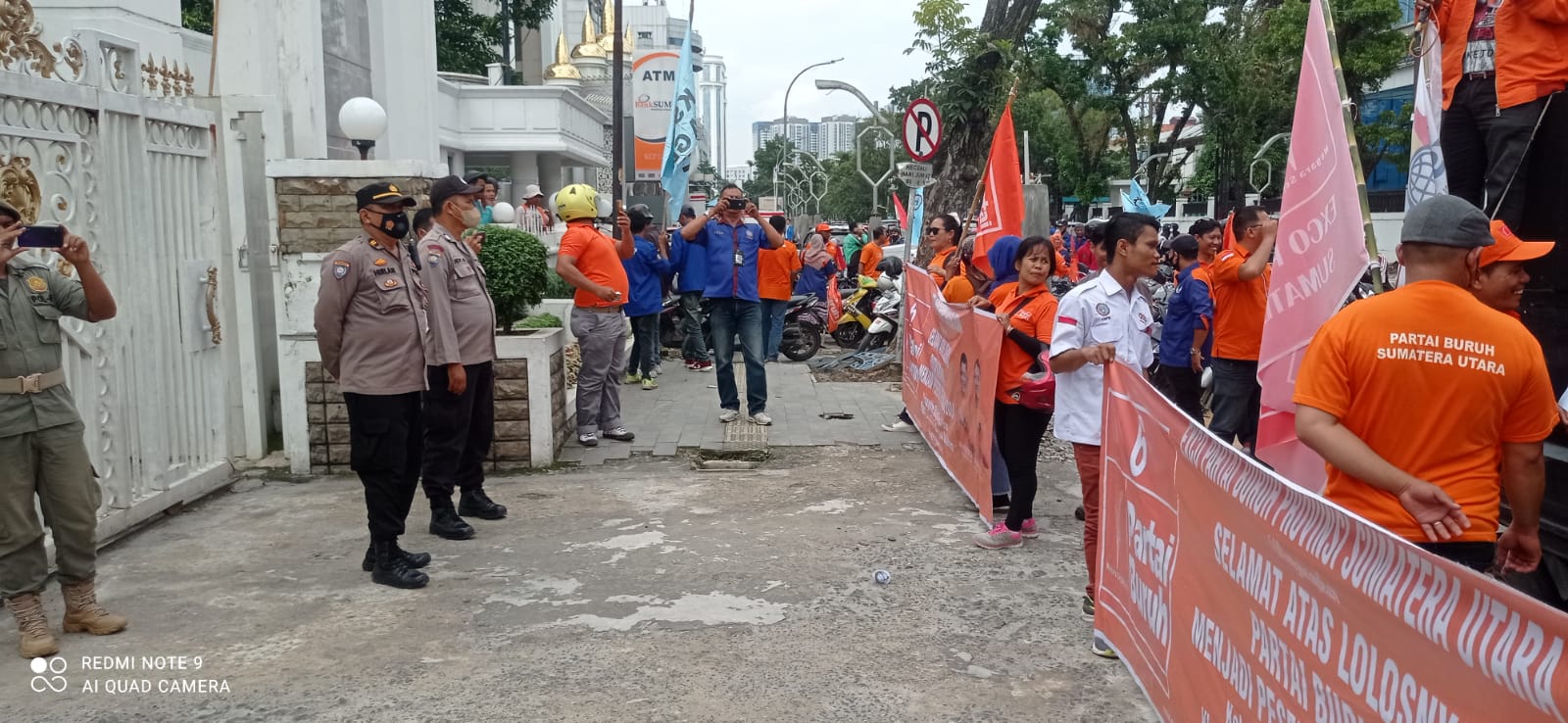 Polisi Kawal Aksi Karnaval Partai Buruh di Kantor Gubsu Berjalan Kondusif