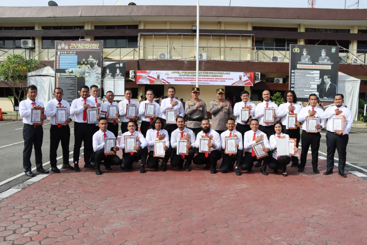 Kapolrestabes Medan Beri Penghargaan kepada Personel Satres Narkoba Gagalkan Peredaran 1,3 Ton Ganja