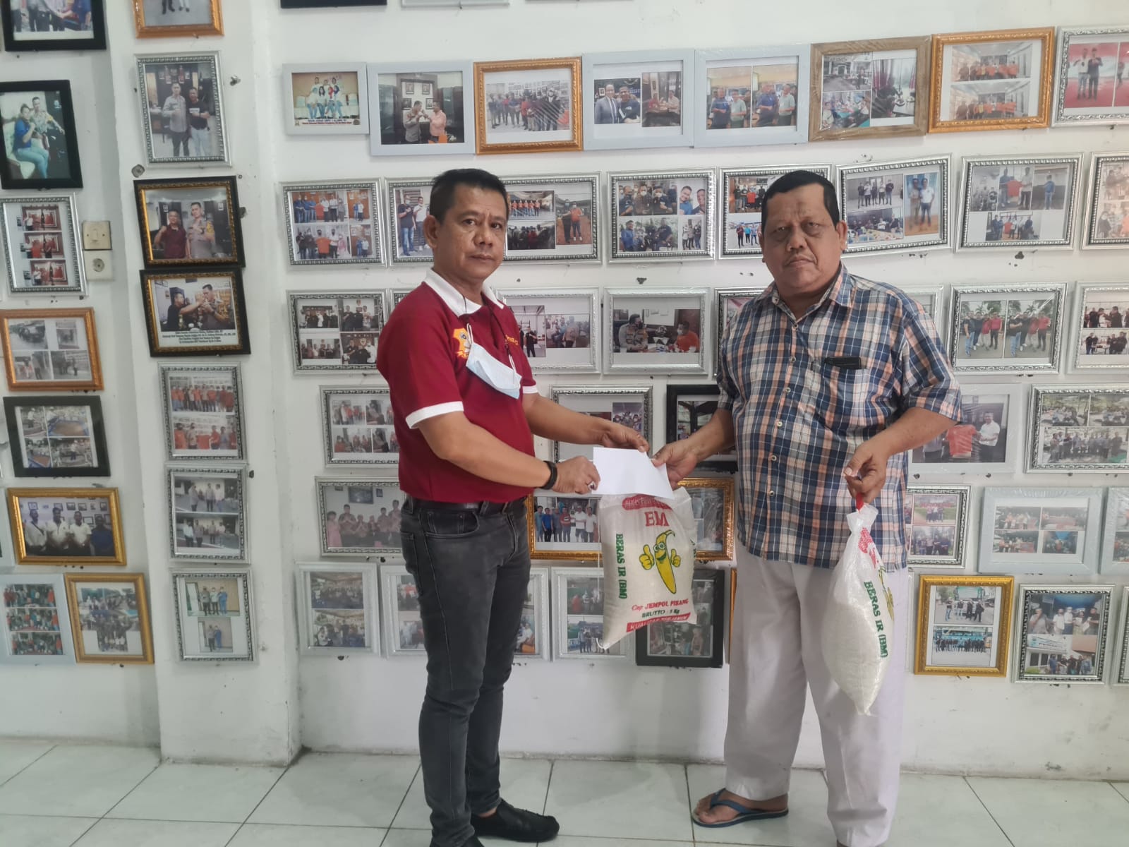 Ketua Pewarta Beri Santunan Duka kepada Abang Beradik yang Meninggal