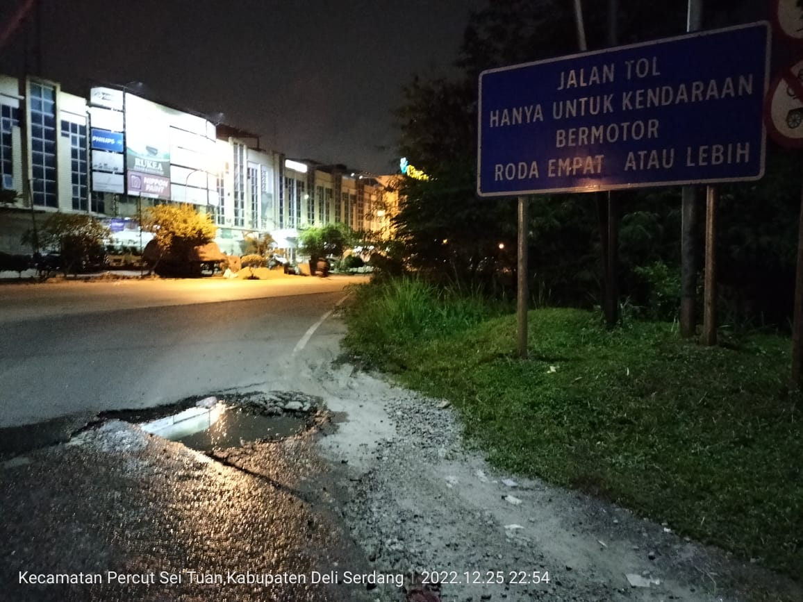 Lubang di Akses Pintu Tol H Anif 1 Terkesan Ancam Keselamatan Pengendara