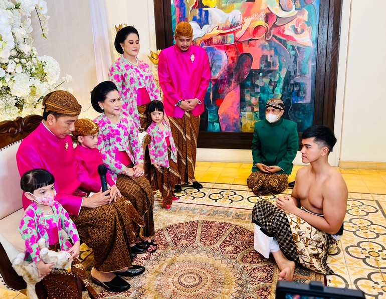 Walikota Medan Bobby Nasution Hadir Ditengah-tengah Sungkeman Kaesang Pangarep Kepada Jokowi dan Irinan