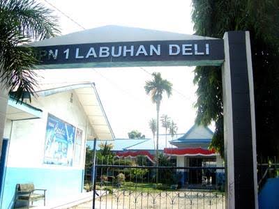 Kepsek SMP N 1 Labuhan Deli, Indrasyah Disebut Sebut Mark Up Baju Batik dan Olahraga Siswa Tahun Ajaran Baru 2022