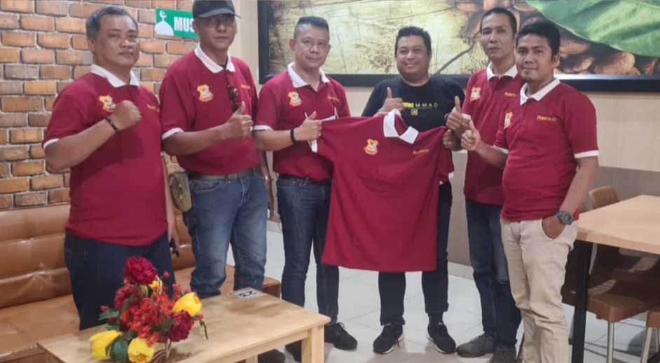 Ketua Pewarta Serahkan Motif Baju Terbaru Kepada Amru Lubis Pendiri Pewarta, Chairum Lubis : Pewarta Siap Sukseskan HPN 2023