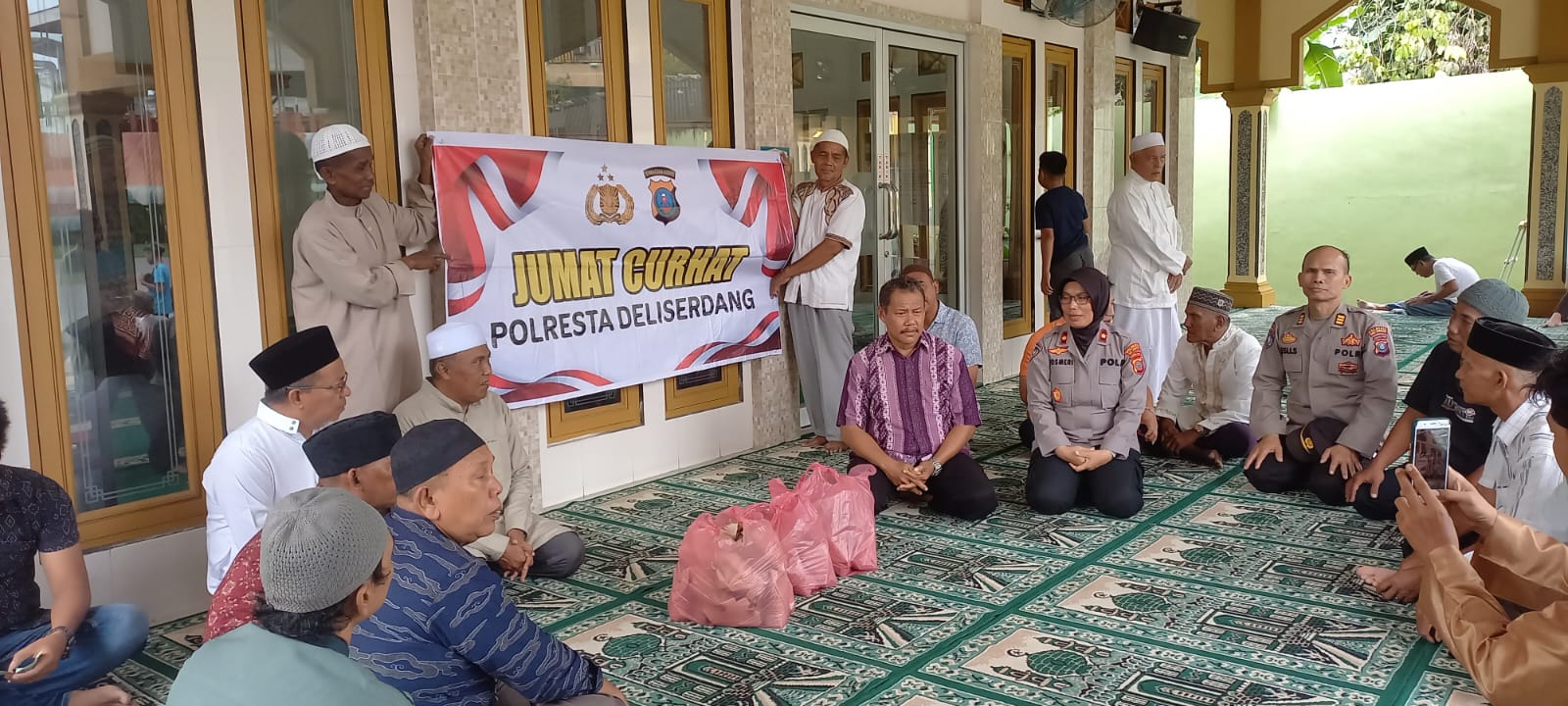 Kasat Binmas Polresta Deliserdang Jumat Curhat Beri Nasi Bungkus dan Dengarkan Curhat Jemaah