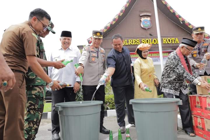 Kapolres Solok Pimpin Pemusnahan Ratusan Miras Berbagai Merek
