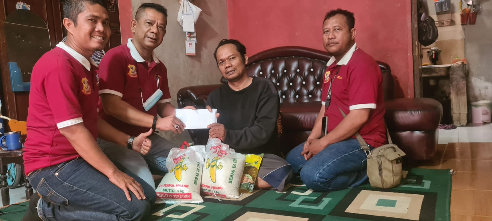 Empaty Ketua Pewarta Jenguk Anggota yang Sakit