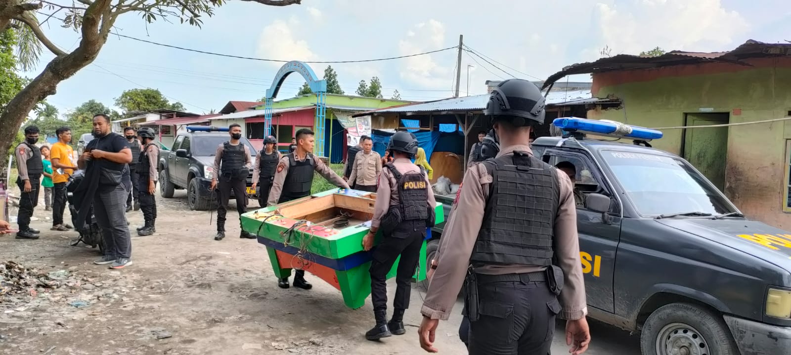 Tim Gabungan Seser Jermal XV, Mesin Judi dan Alat Hisap Sabu Serta Pemain Judi Diamankan