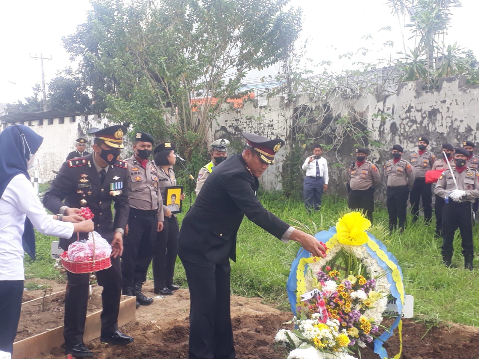 Kasat Samapta Polrestabes Medan Pimpin Upacara Pemakaman Anggotanya Dan Berikan Penghormatan Terakhir