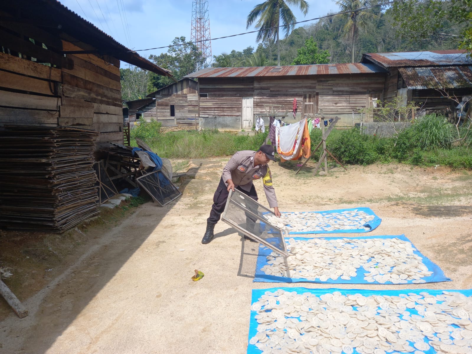 Selain Menjaga Harkamtibmas Yang Kondusif, Peran Bhabinkamtibmas Turut Meningkatkan Omset Masyarakat