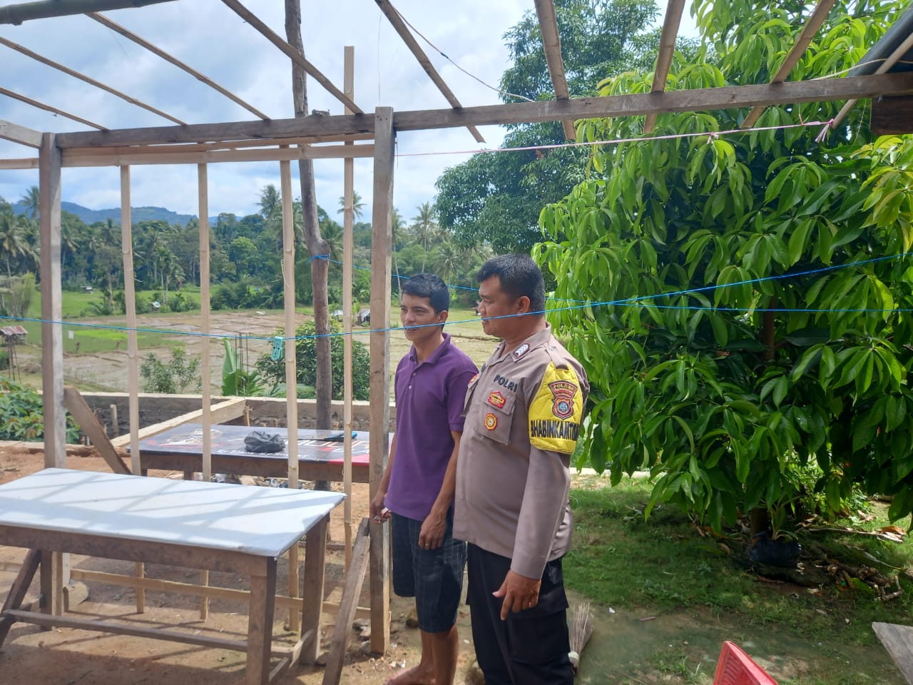 Kekompakan dan Semangat Gotong royong Saat Bhabinkamtibmas Berbaur Bersama Masyarakat Bangun Rumah