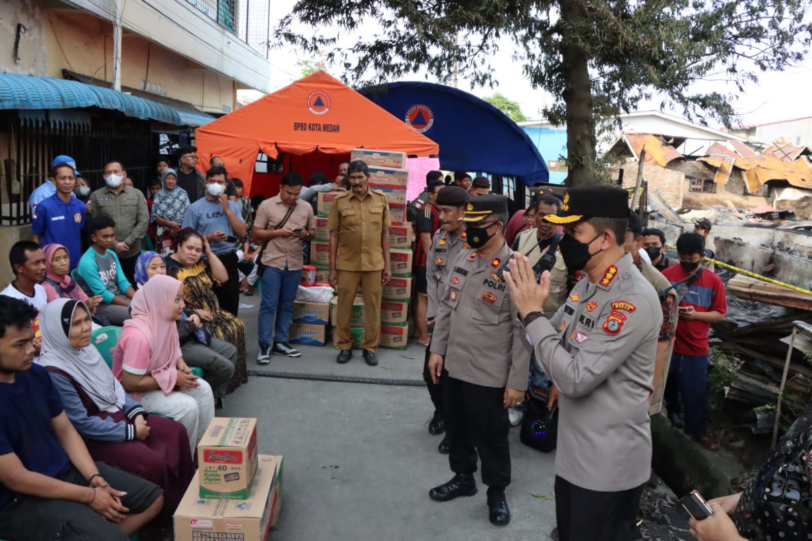 Momen Jumat Curhat, Kapolrestabes Medan Beri Bantuan ke Korban Kebakaran Jalan Bromo Medan
