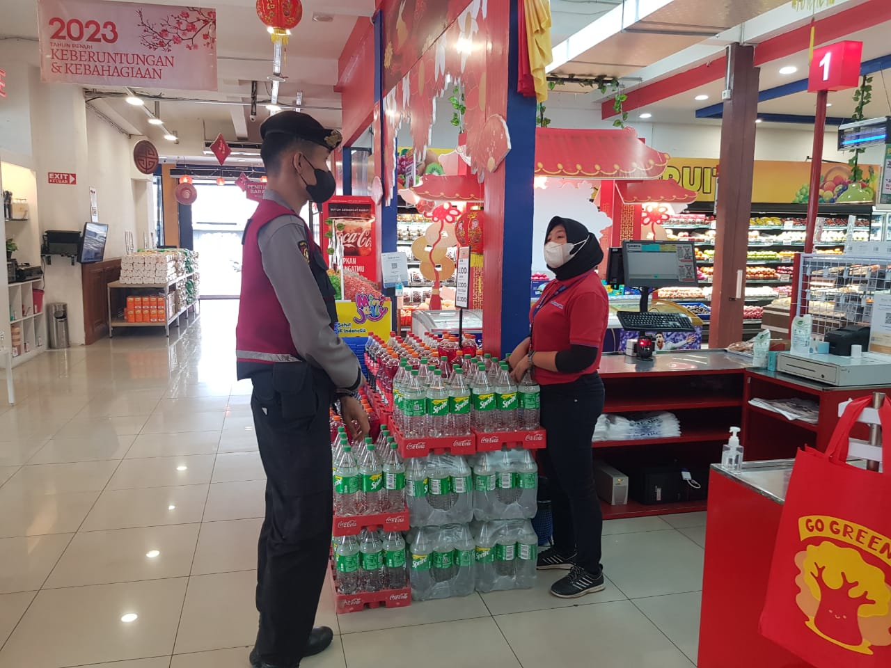 Personil Samapta Polrestabes Medan Patroli Dialogis di Pusat Perbelanjaan Menjelang Imlek 2574 Tahun 2023