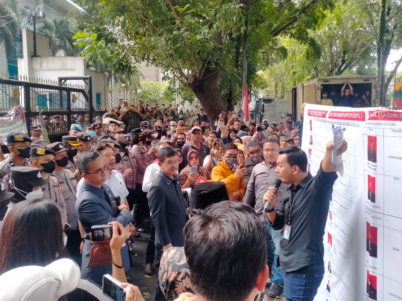 Personil Polrestabes Medan Kawal Aksi Unras Massa Masyarakat Tani Berjuang Bersama (MTBB) di DPRD Sumut