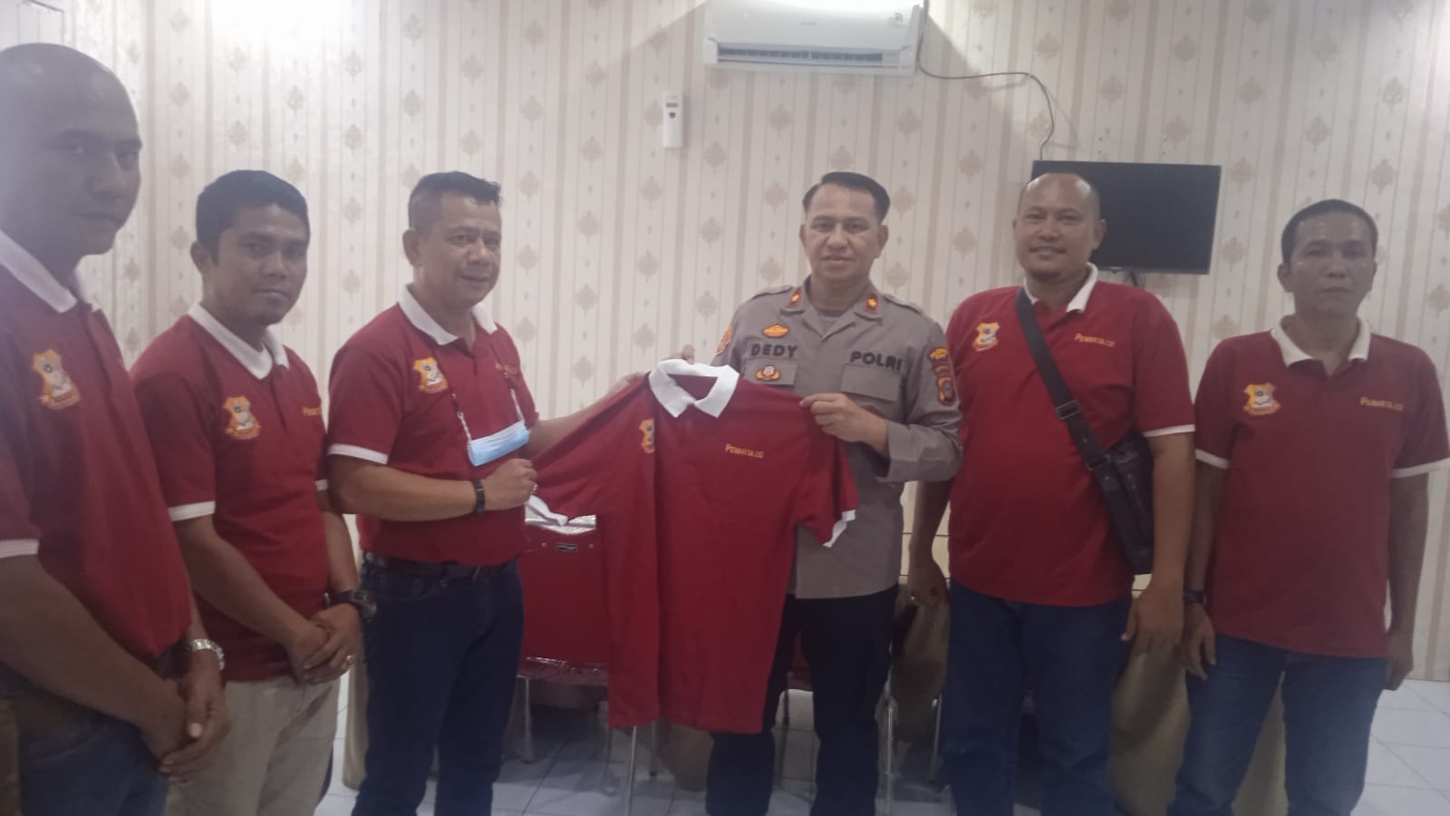Berikan Baju Kaos, Pewarta Polrestabes Medan Jumat Curhat Bersama Kapolsek Delitua