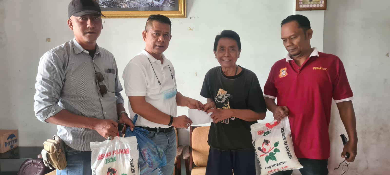 Kunjungi Ismugiman, Ketua Pewarta Berikan Sembako dan Uang Santunan