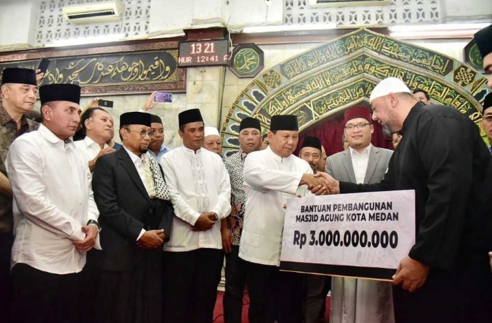 Prabowo Subianto Serahkan Bantuan Rp3 Miliar untuk Pembangunan Masjid Agung