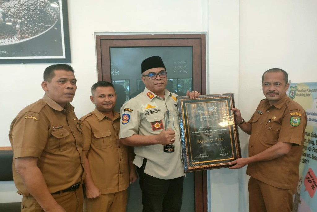 Bupati Mandailing Natal  erima Penghargaan Sahabat Pers, Ini kata Bupati H.M Ja’far Sukhairi Nasution