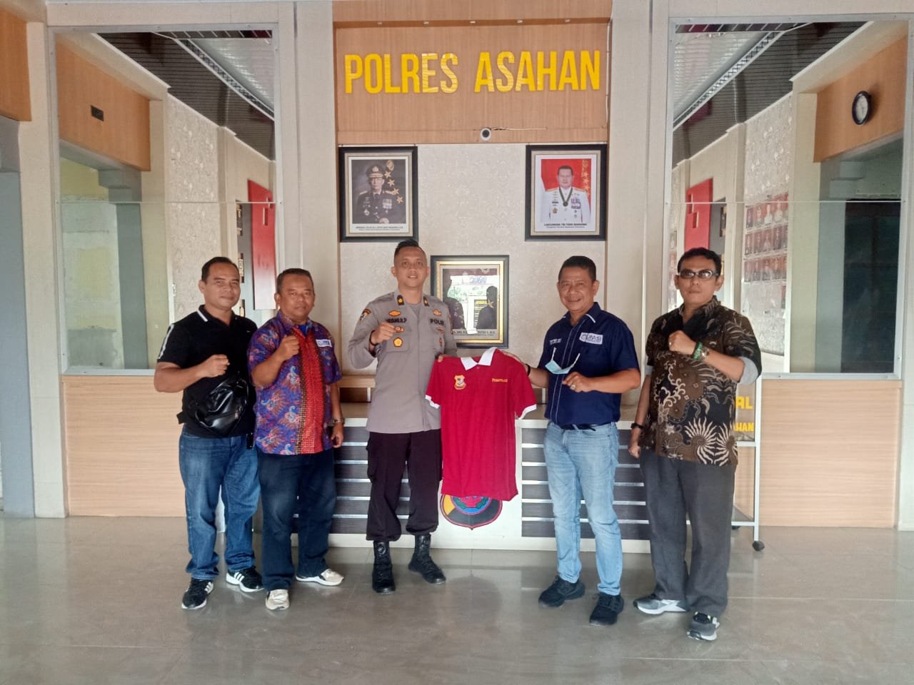 Terima Baju Kaos Pewarta, Kapolres Asahan AKBP Roman Smaradhana : Pewarta.co The Best