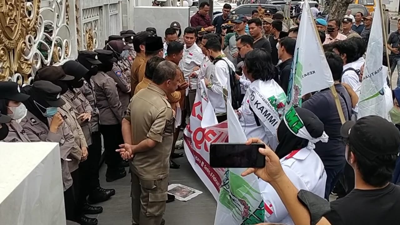 Polrestabes Medan Kawal Unras Massa Partai Buruh di DPRD Sumut