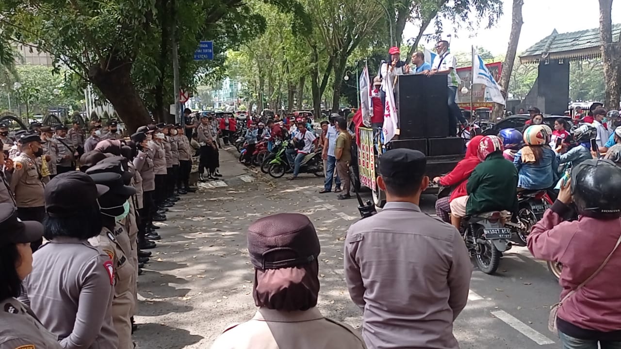 Polrestabes Medan Kawal Aksi Unras Massa Serikat Buruh di DPRD Sumut
