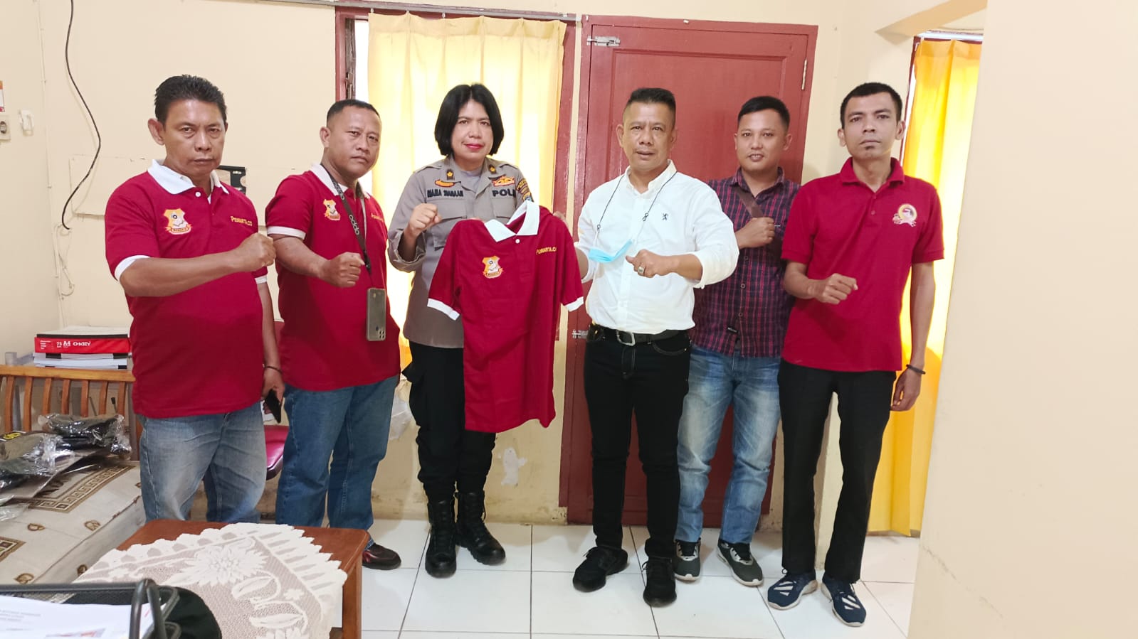 Ketua Pewarta Berikan Baju Kebesaran kepada Kasi Humas Polrestabes Medan