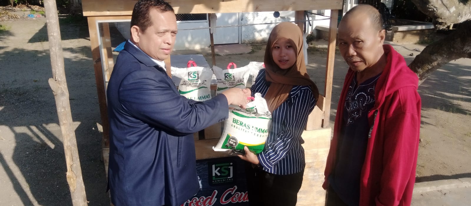 Sang Pejuang Duafa Kunjungi Rizky Anak Tukang Parkir