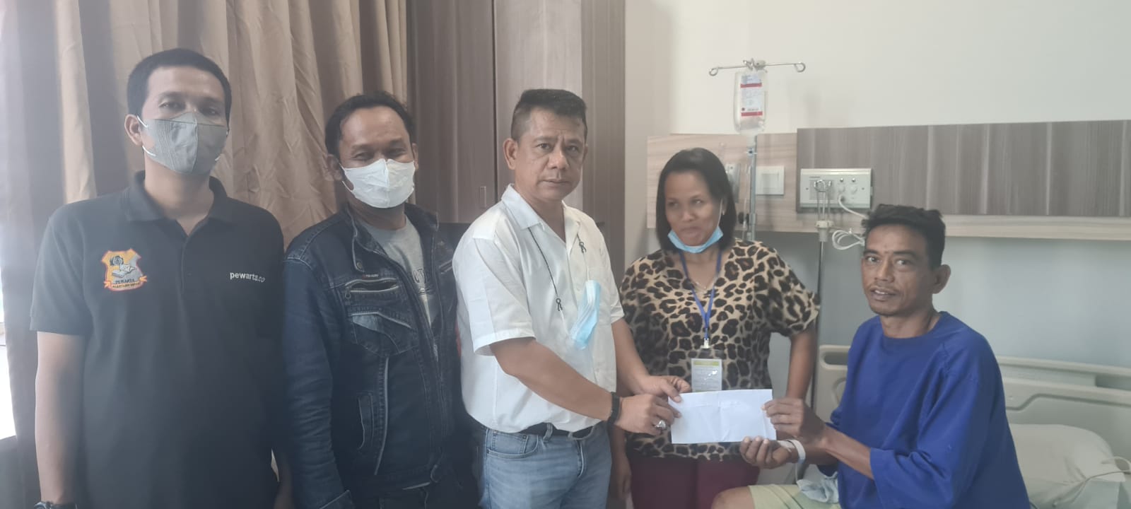 Di RS Murni Teguh, Ketua Pewarta Jenguk dan Santuni Ketua Ranting PP Sukaramai II