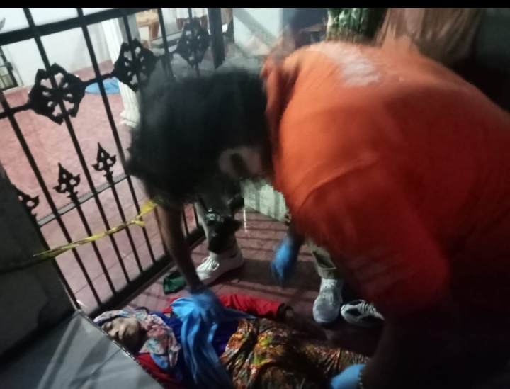 Mayat Wanita Lansia Tergeletak di Depan Rumah Mewah