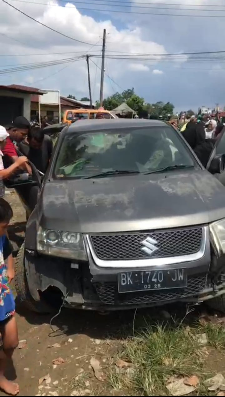 Grand Vitara Ringsek Ditabrak KA Pengemudi Selamat