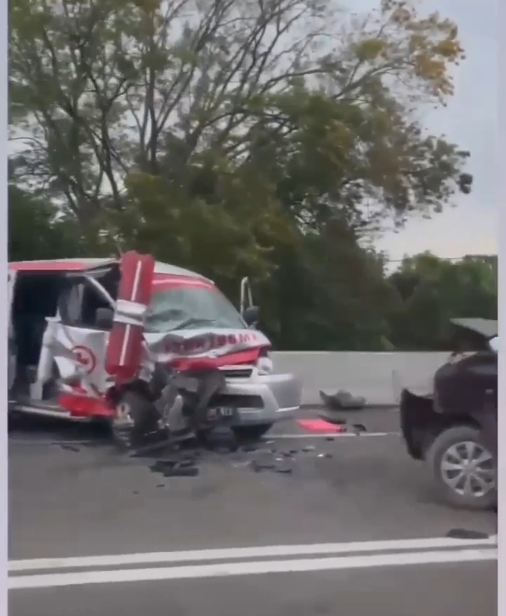Tabrakan Mobil Toyota Avanza dan Ambulans di Pintu Keluar Tol Amplas, 4 Orang Terluka