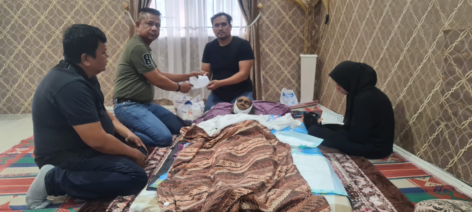 Ketua Pewarta Datang Melayat dan Berikan Santunan Duka Kepada Keluarga Wartawan Senior Medan Pos yang Wafat