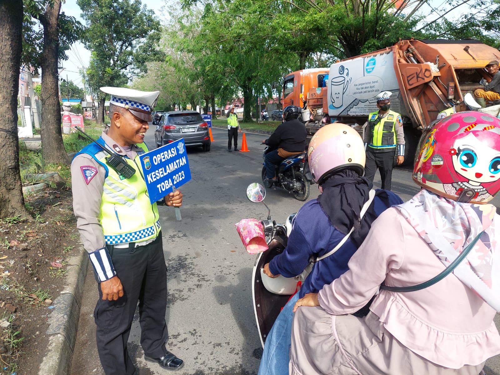 Operasi Keselamatan Toba 2023, Satlantas Polrestabes Medan Bagikan Stiker dan Brosur