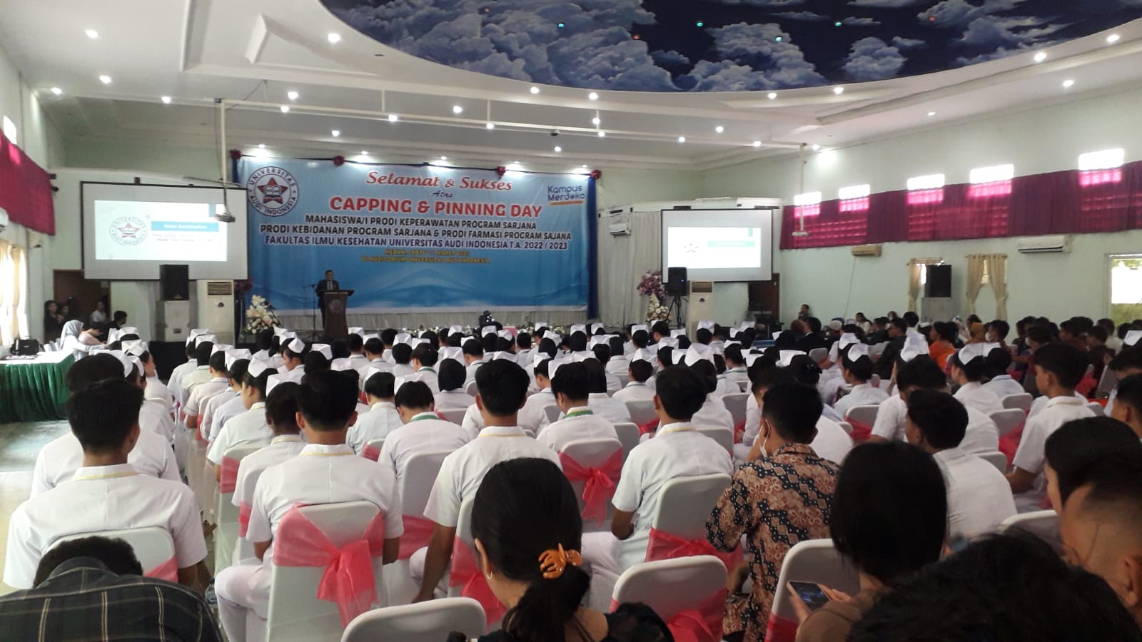 Kegiatan Capping dan Pinning Day Diikuti Ratusan Mahasiswa Universitas Audi Indonesia
