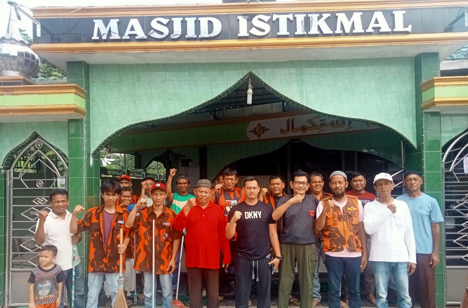 Jelang Ramadhan, Pemuda Pancasila Bersihkan 3 Masjid