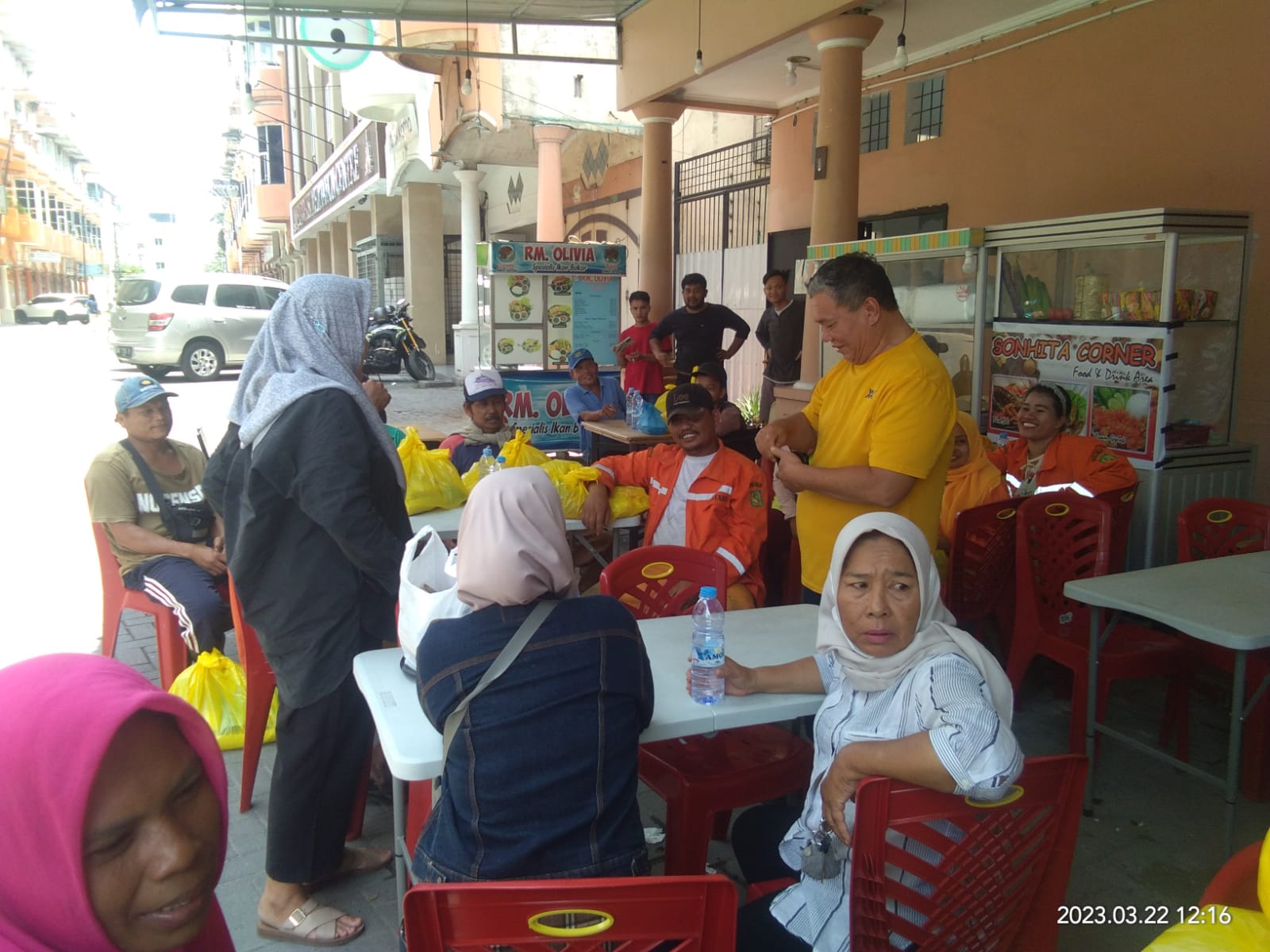 Berkah Ramadhan 144 H, PK Golkar Medan Area Berikan Bantuan Sembako ke Petugas Kebersihan