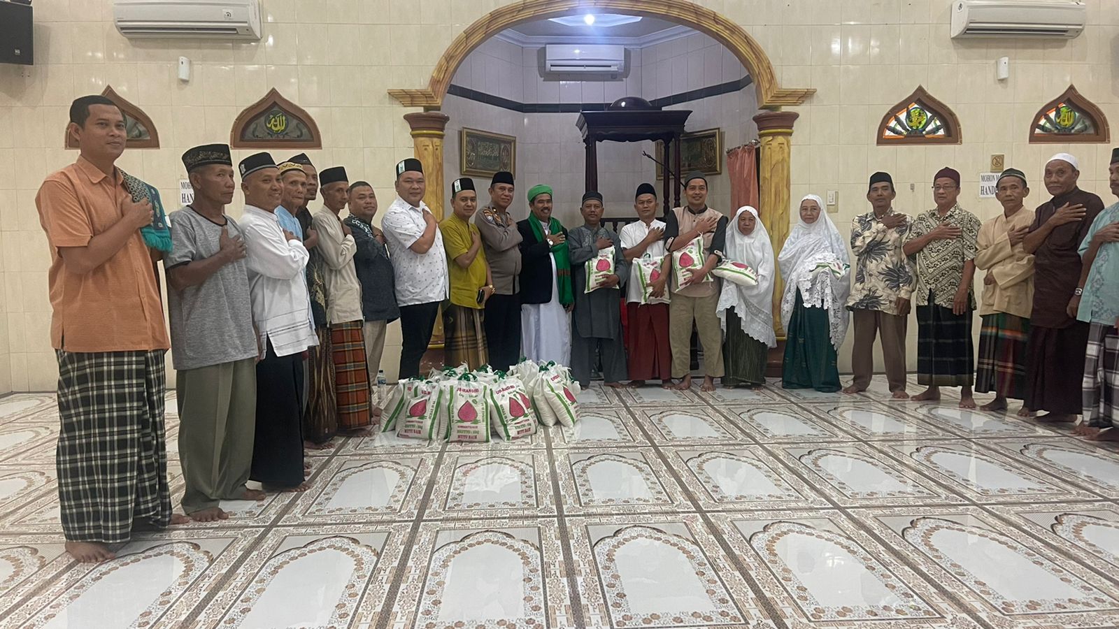 Malam Ketiga Ramadhan, Ar-Raudhah Polda Sumut Bagikan Bingkisan Sembako kepada Kaum Duafa