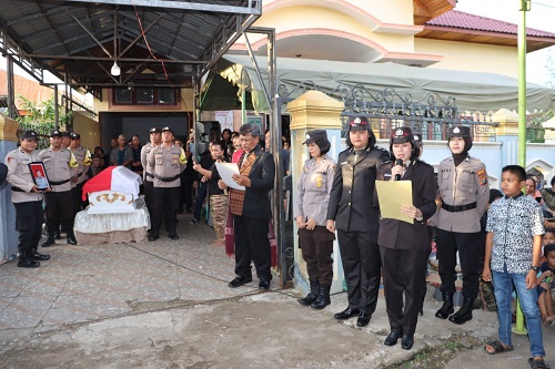Polres P. Sidempuan Pimpin Upacara Kedinasan Persemayaman dan Pemberangkatan Jenazah Alm. Kompol J.W Sijabat
