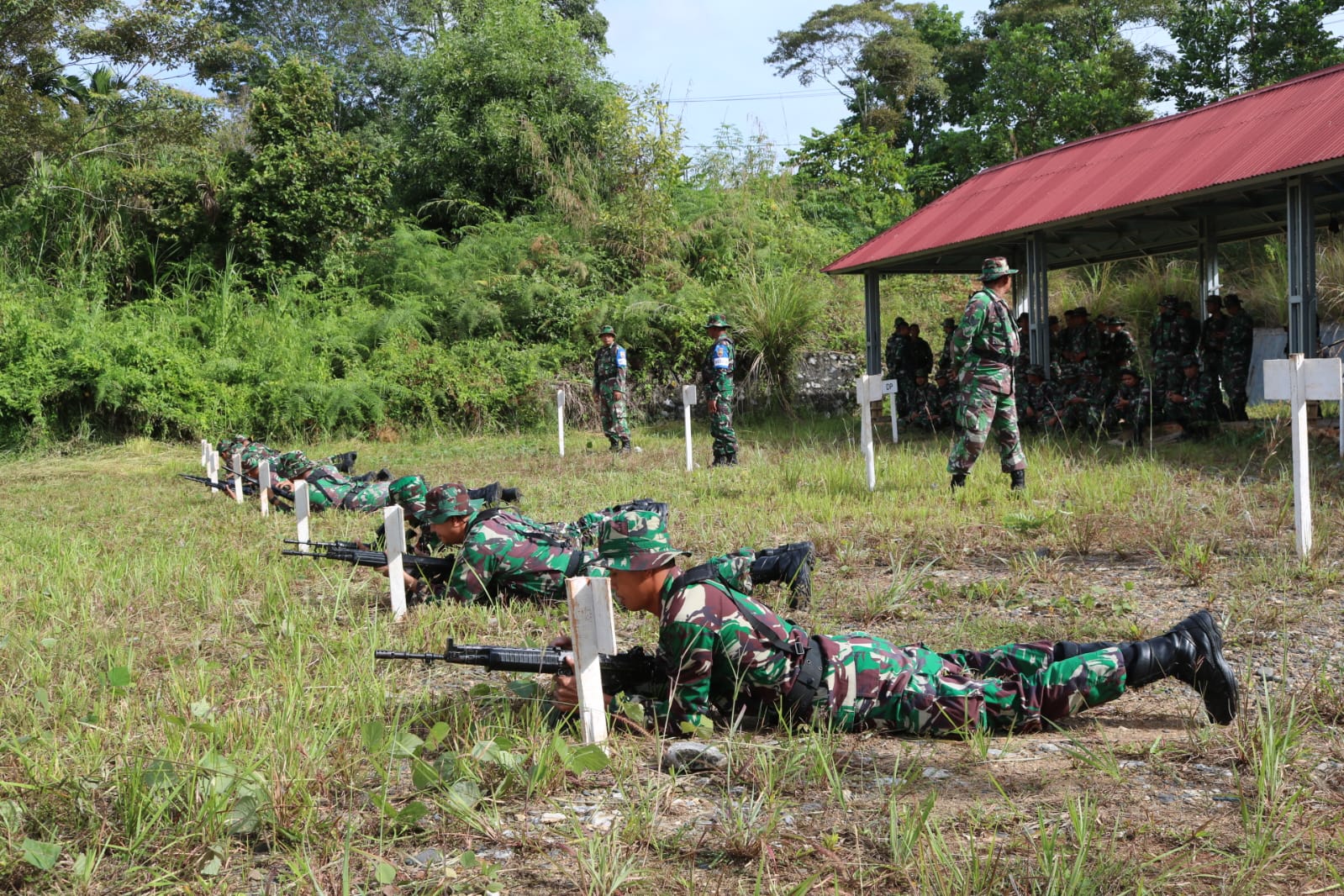 Dandim 0309/Solok Pimpin Langsung Latihan Menembak Personilnya