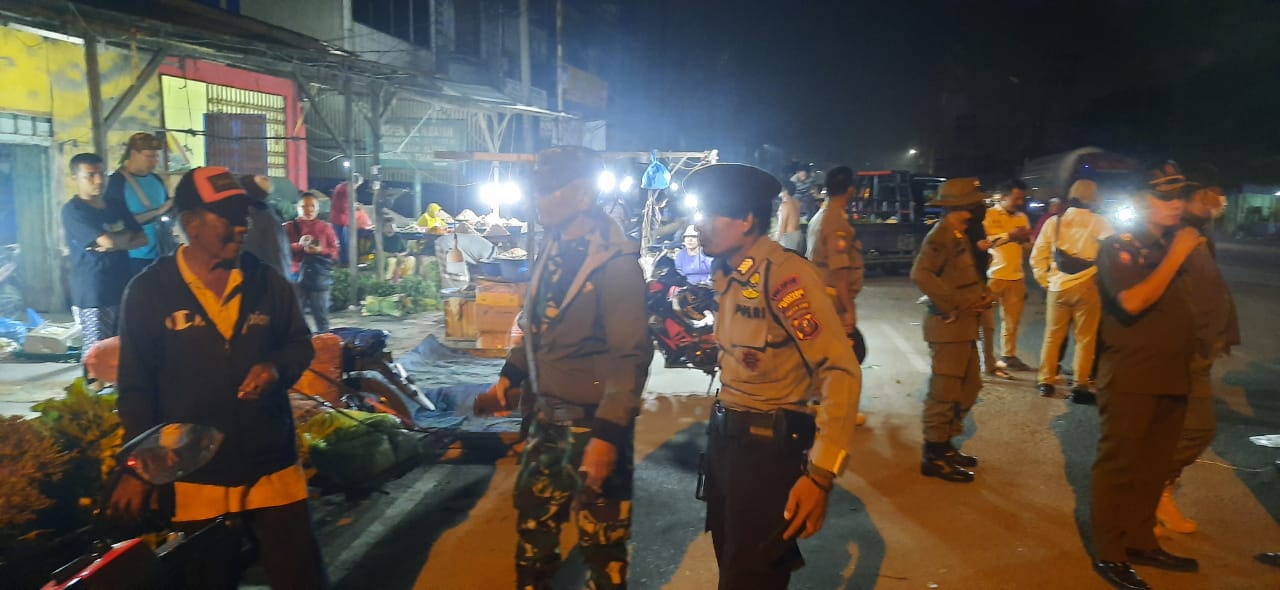 Polsek Sunggal Tertibkan PKL Pajak Kampung Lalang