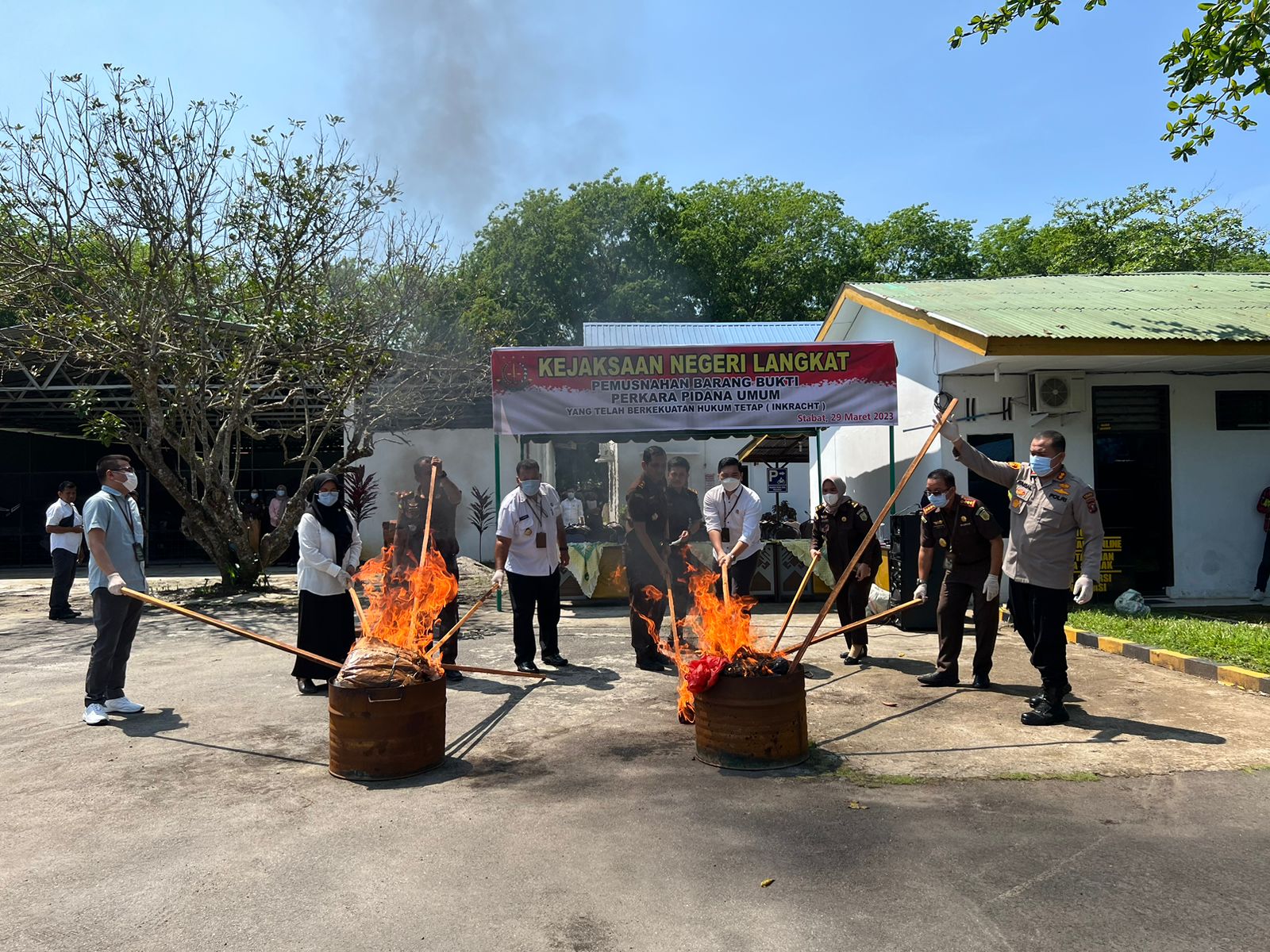 Kejari Langkat Laksanakan Pemusnahan Barang Bukti dan Barang Rampasan Hasil Kejahatan