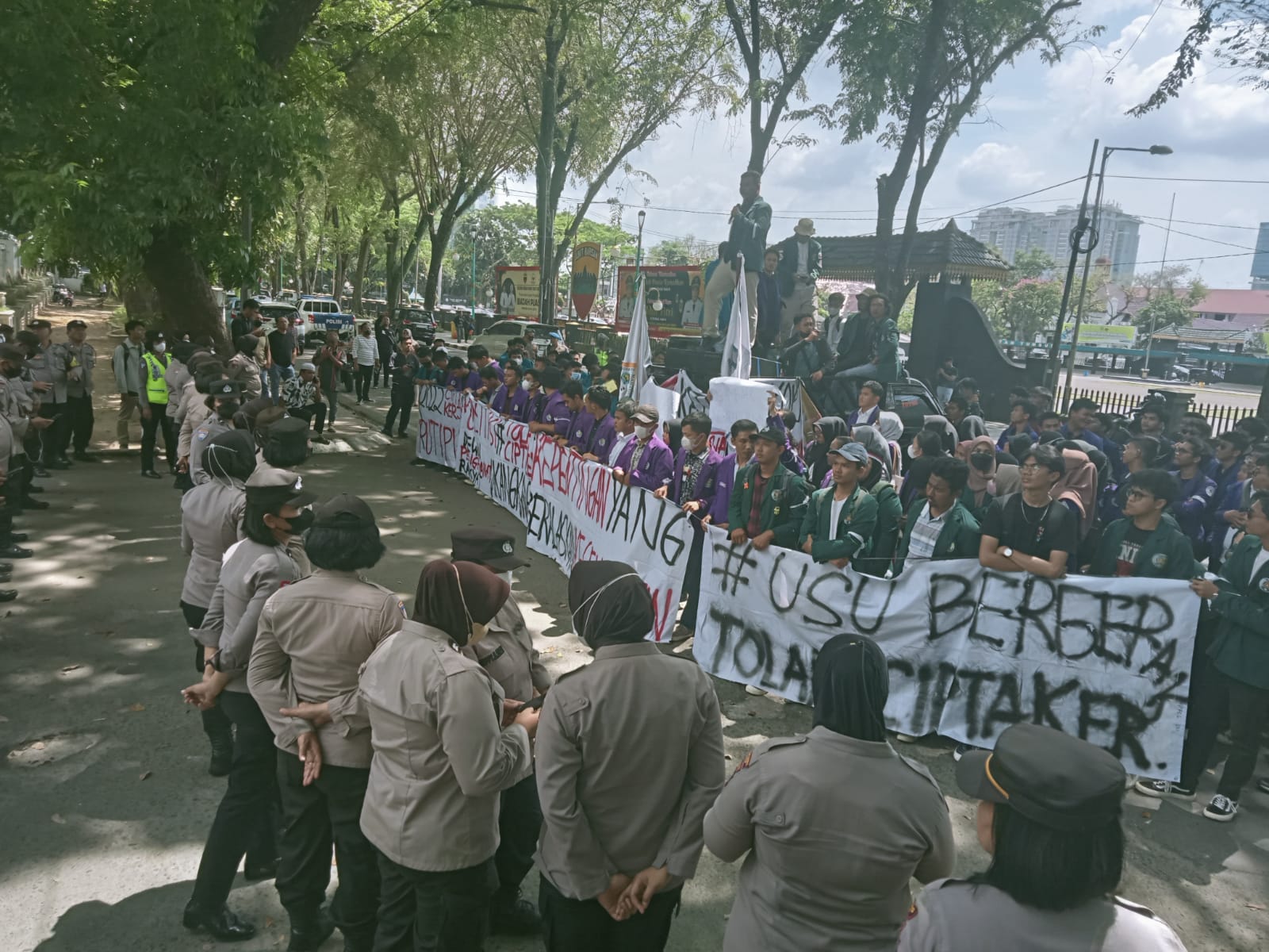 Kapolrestabes Medan dan Kabag Ops Kawal Unras Damai di Kantor DPRD