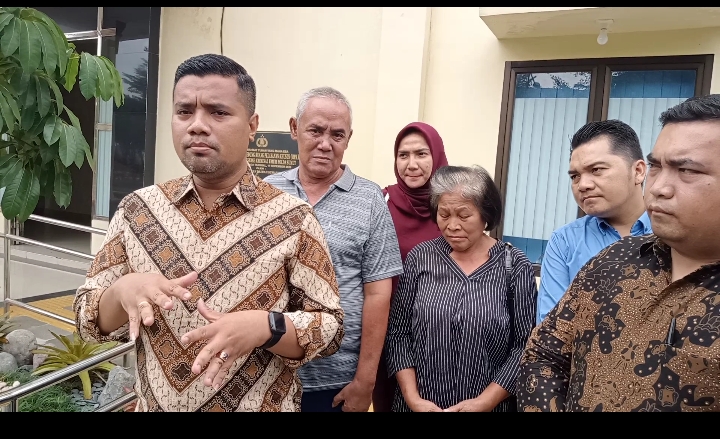 Orang Tua Almarhum Bripka AS Berikan Keterangan Didepan Gedung Subdit IV/Renakta Poldasu.